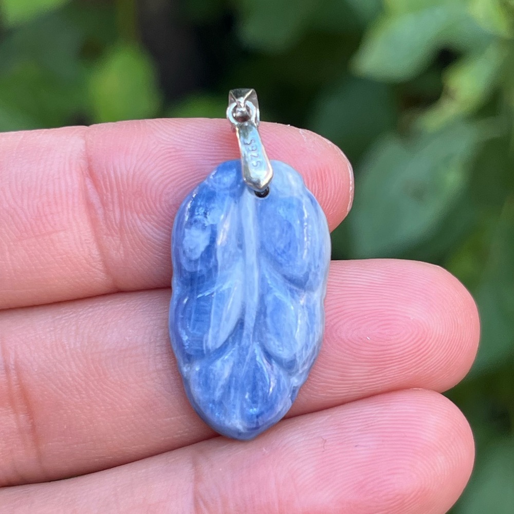 Sterling silver flashy small kyanite leaf‎ pendant